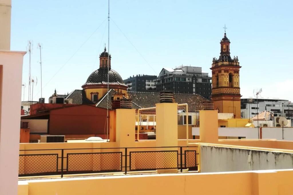 El Patio De San Bernardo Apartment Seville Luaran gambar